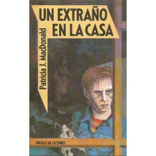 UN EXTRAÑO EN LA CASA